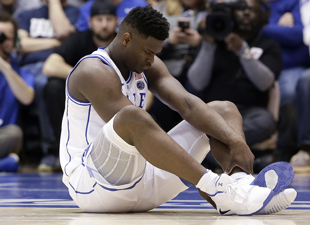 Chiếc giày bị nổ của Zion Williamson bị thổi lên mức giá không tưởng Chiếc giày bị nổ của Zion Williamson bị thổi lên mức giá không tưởng